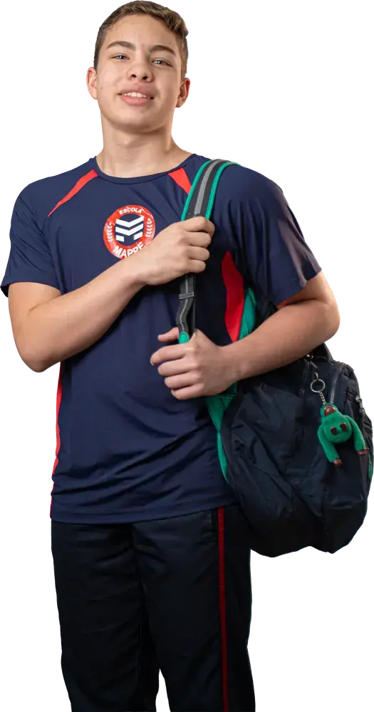Aluno da Escola MAPPE, de uniforme e mochila
